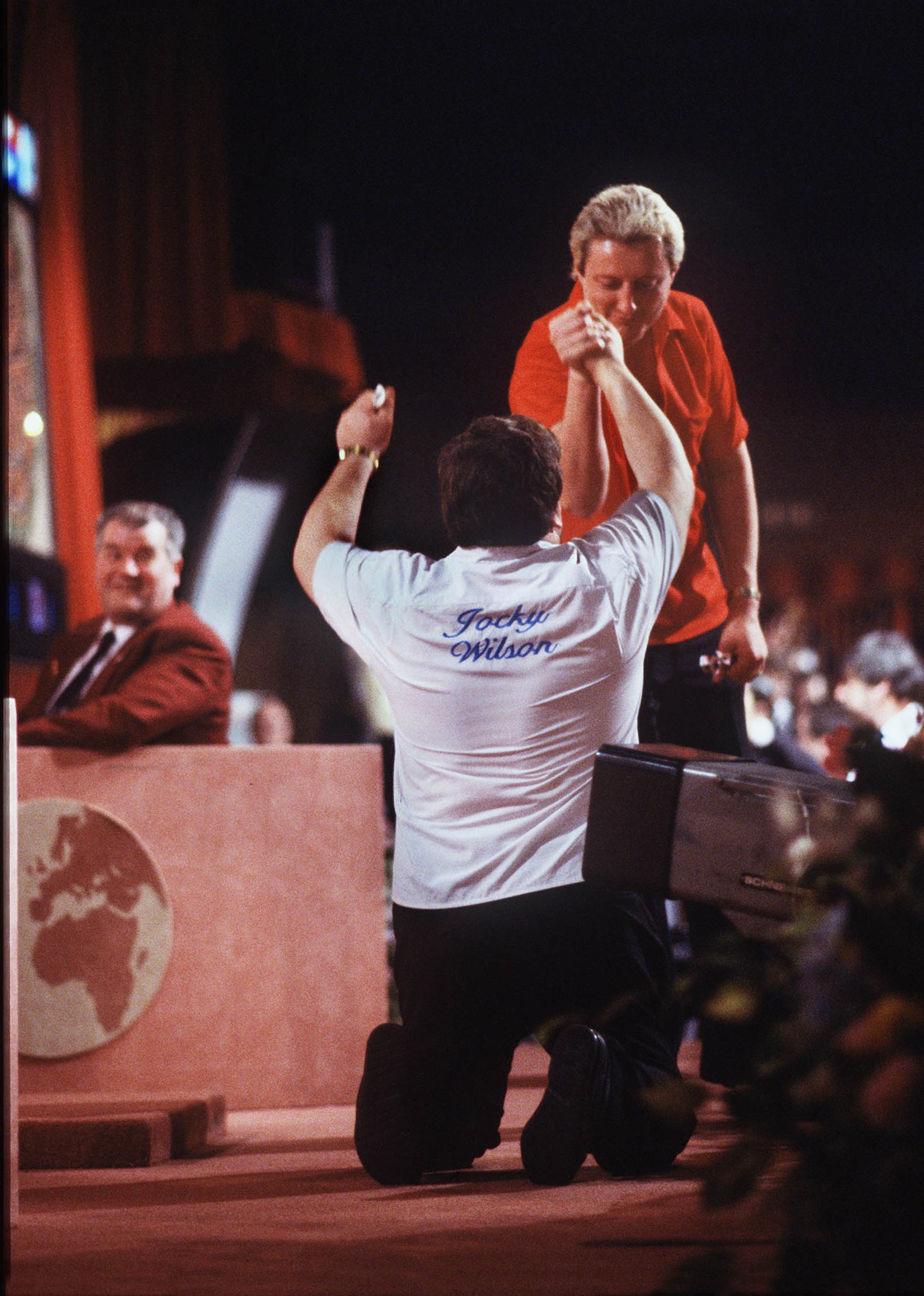 Eric Bristow congratulates his great rival after Jocky sunk to his knees on winning. Image: Shutterstock.