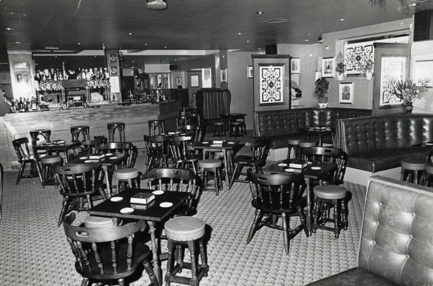 Inside bygone Dundee pub The Jimmy Shand in 1986.