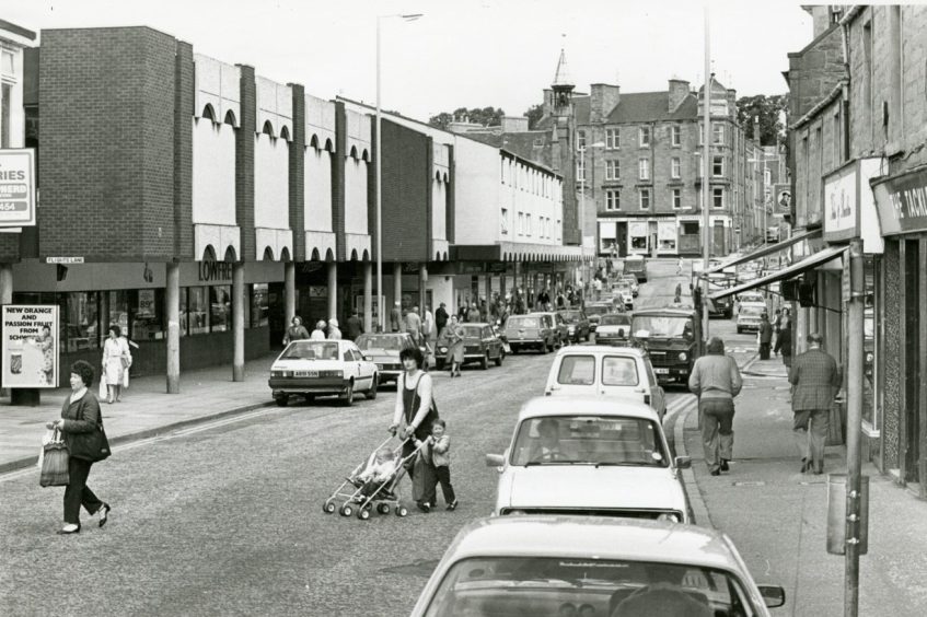 Cars and shoppers on Lochee High Street in 1985. 