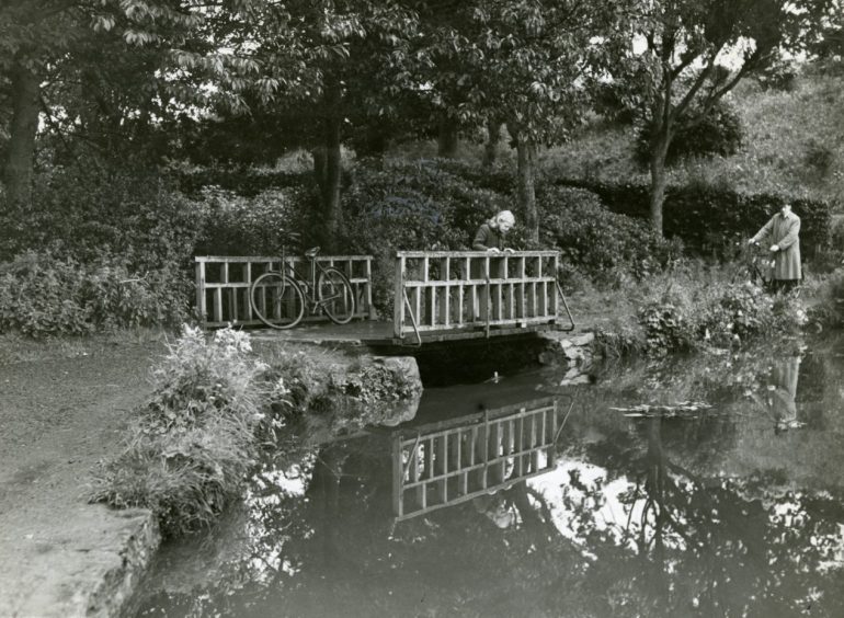 Den o' Mains bridge and pond in 1948.