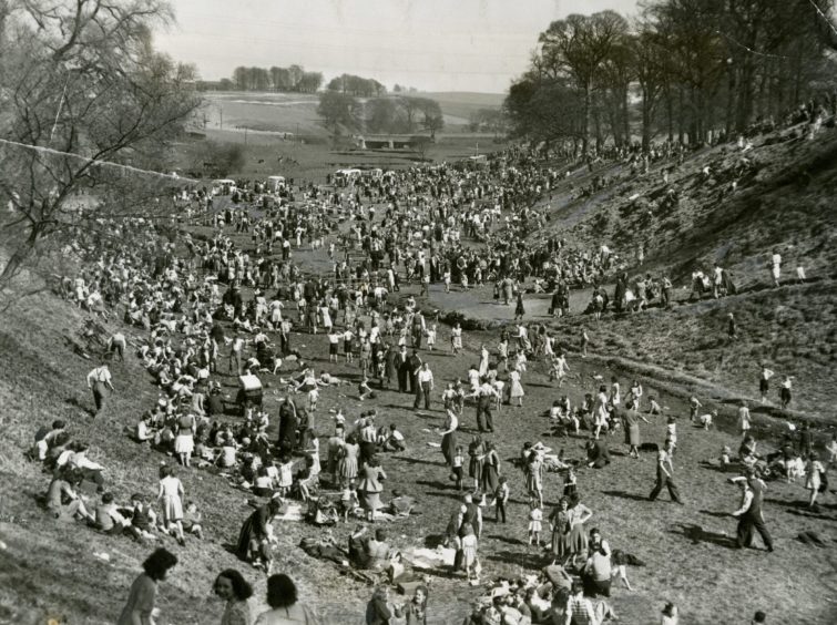 A crowd of people on the slopes of Den o' Mains on Easter Sunday 1949. 