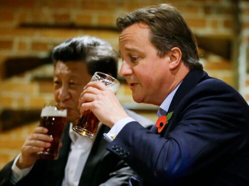 David Cameron drinks a pint with Chinese President Xi Jinping during his 2015 state visit (Kirsty Wigglesworth/PA)