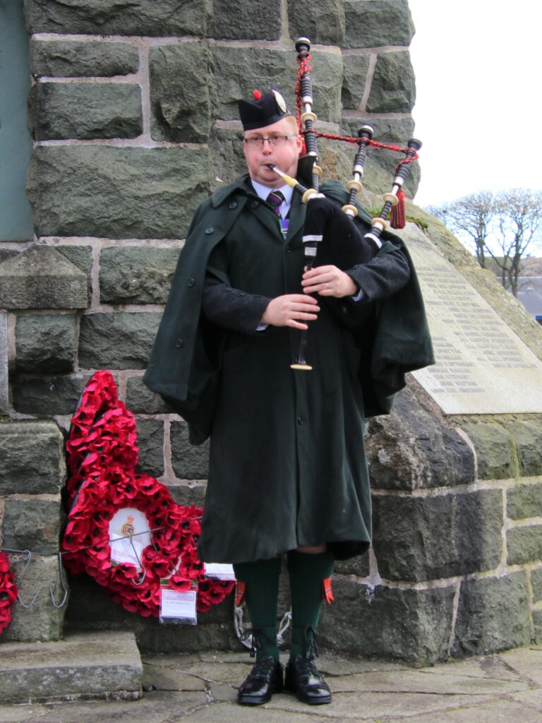 Piper Charles MacLean played as Emelie completed 10 laps of Campbeltown War Memorial joined by her family and friends.