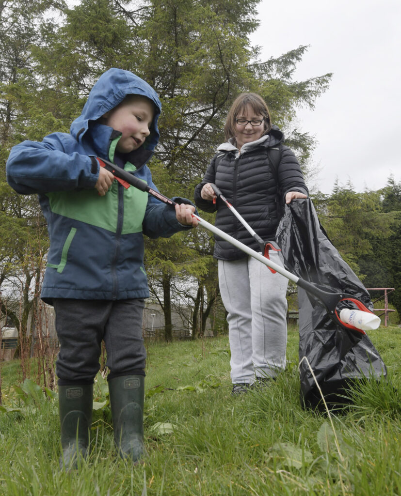 Five year old Andrew Clark helps his Mum pick up litter near the games area.  Photograph: Iain Ferguson, alba.photos.