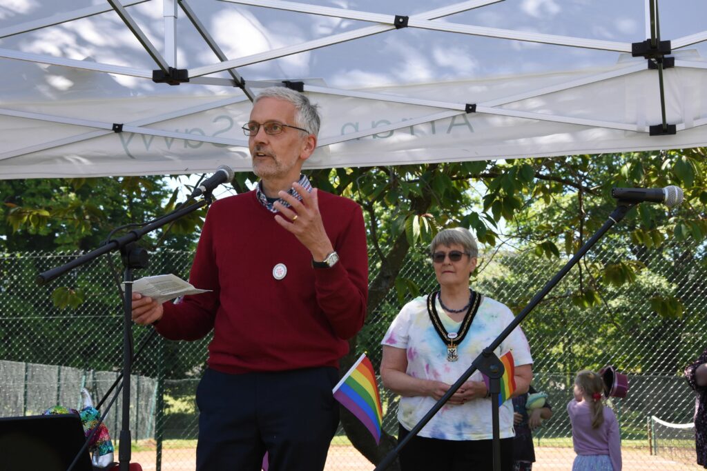 Councillor Timothy Billings and new provost, Anthea Dickson, address the audience at the picnic in the park.