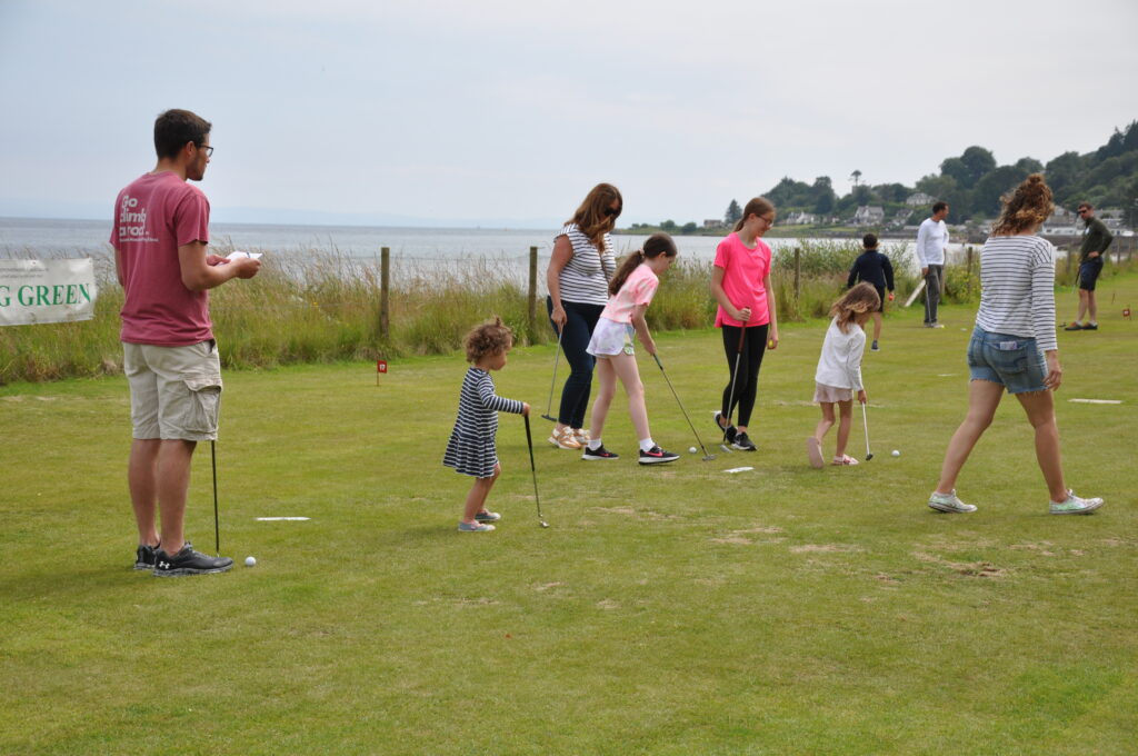 A whole family takes part in the putting competition.