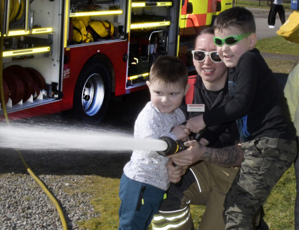 Kinloch Leven Fun Day. Photograph: Iain Ferguson, alba.photos NO F12 Kinlochleven Fire hose