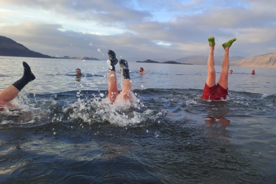 Fish farm protesters take to Loch Linnhe for demo dook Fish farm protesters take to Loch Linnhe for demo dook