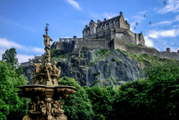 Image of Edinburgh Castle on sunny day. Did you Know? Edinburgh facts.