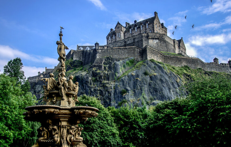 Image of Edinburgh Castle on sunny day. Did you Know? Edinburgh facts.