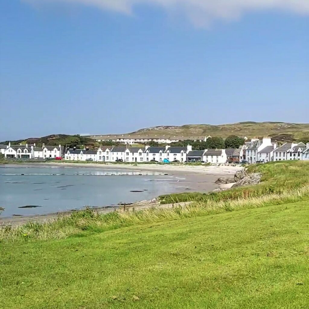 Plans for a new community hub in Port Ellen have been given the go-ahead.