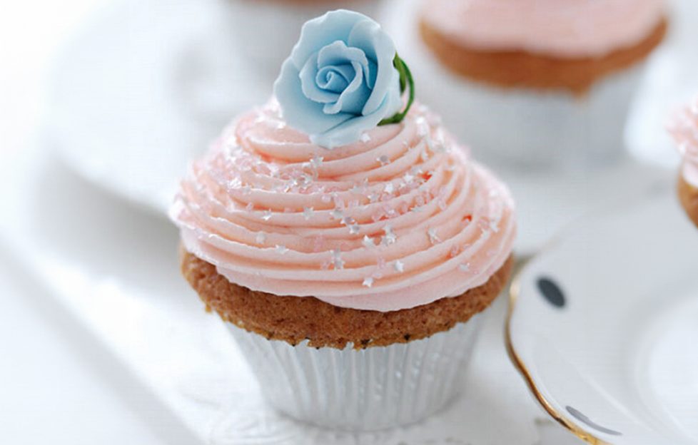 Pastel cupcake recipe, pink iced cupcake with blue flower