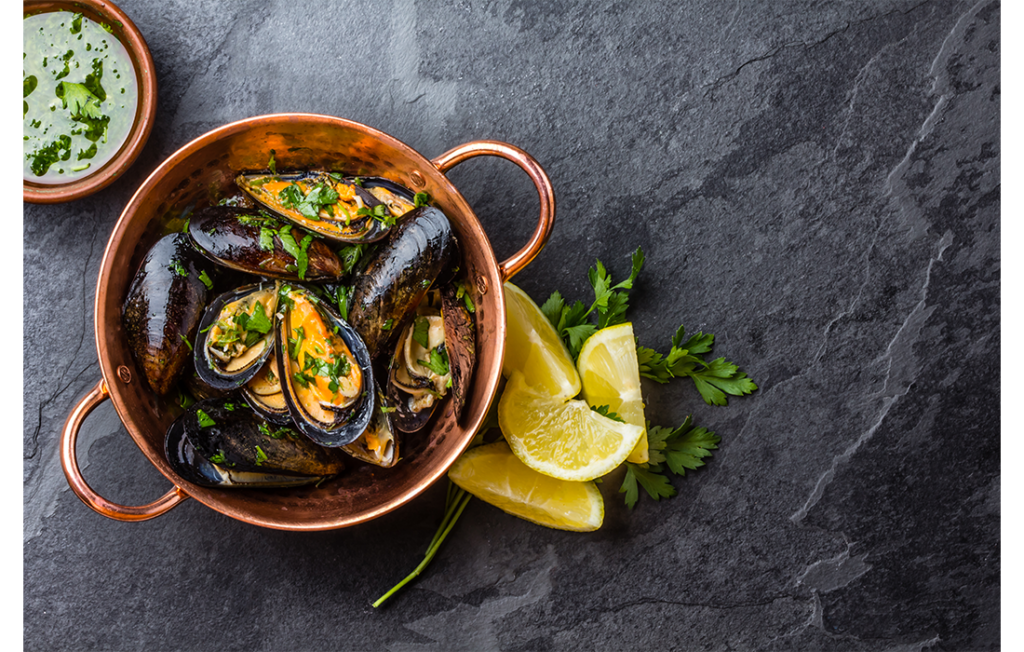 Cooked black muscles and lemon