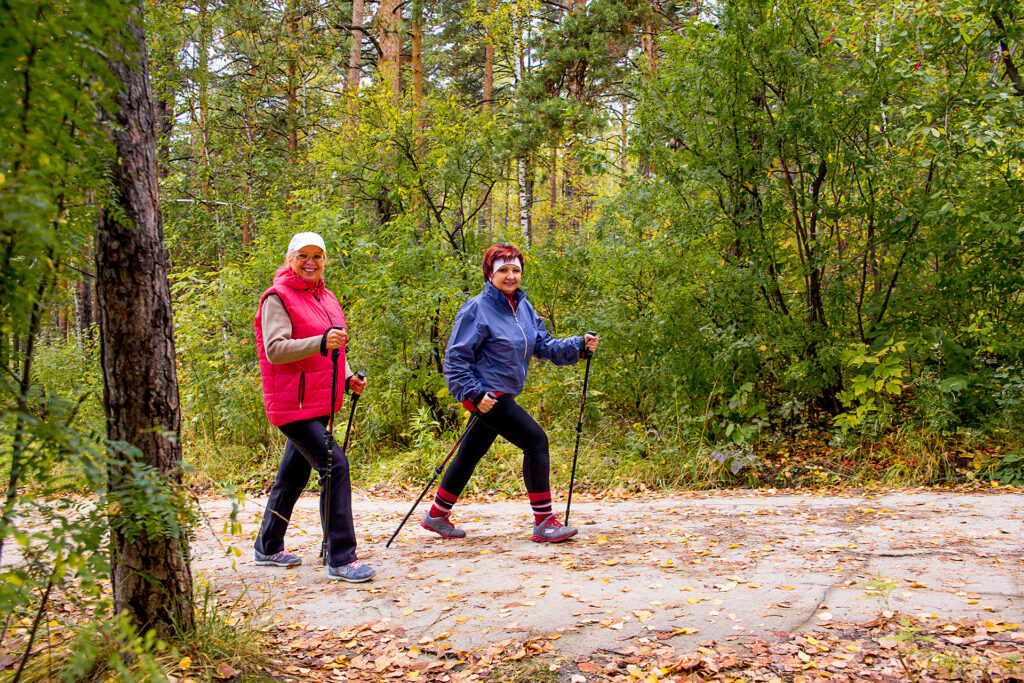 Senior ladies nordic walking; 