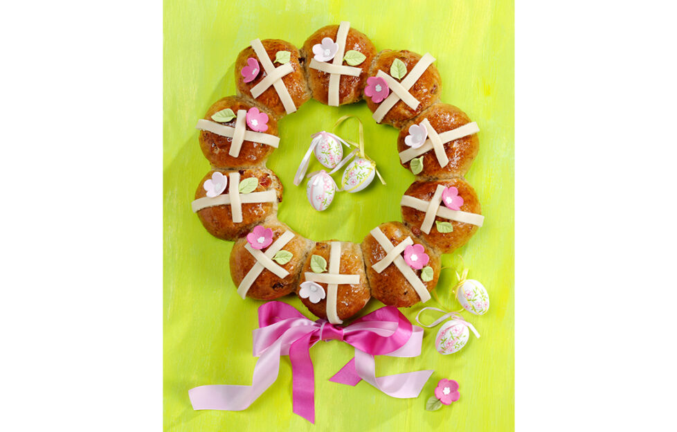 Hot cross bun recipe, presented in a garland shape