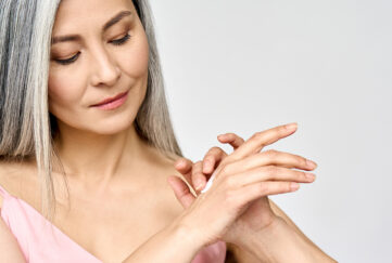 Lady applying skin cream Pic: Shutterstock