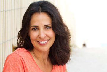 Dark haired lady, smiling