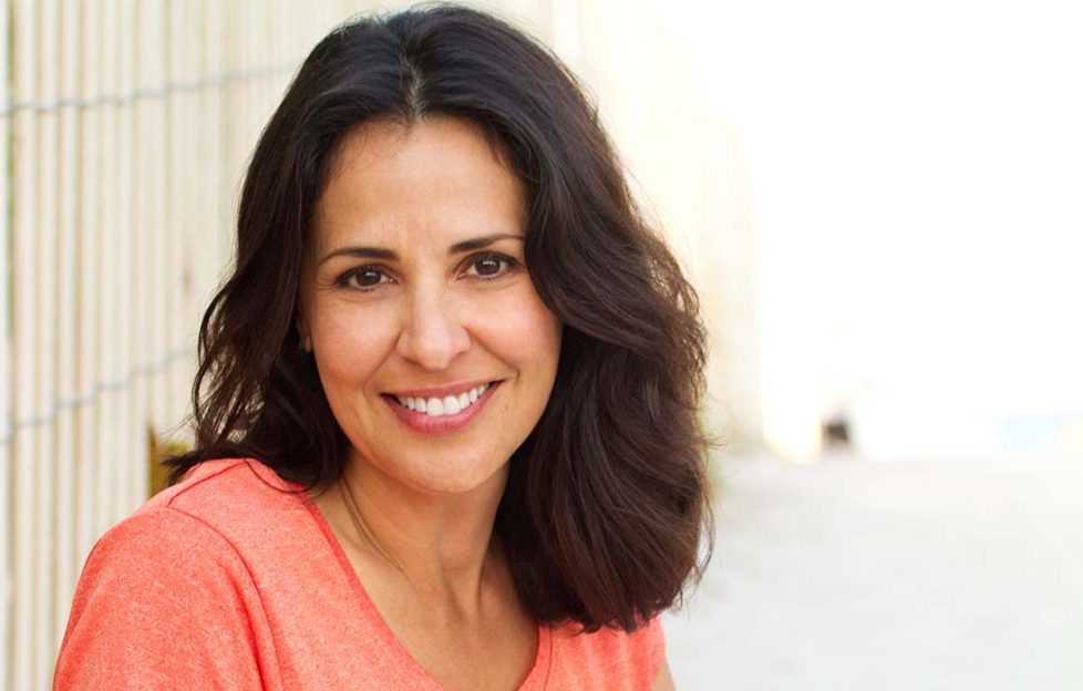 Dark haired lady, smiling