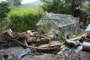 La Serre Accessible Aux Personnes Handicapées À Côté Du Site Dévasté Du Château Et De La Cabane En Bois Image Iain Ferguson, L'Écriture D'Image.  Aucun F27 Flash Flood Hit Charity 05