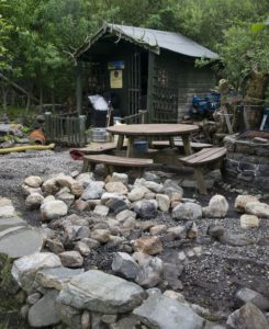 Barbecue De Jardin Et Cabanon.  Image Iain Ferguson, L'Image D'Écriture.  Aucun F27 Flash Flood Hit Charity 06