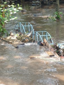 Une Partie Du Modèle Réduit De Chemin De Fer.  No F27 Flash Flood 10