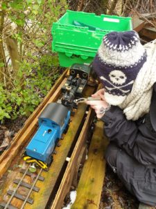 Un Jeune Lors D'Une Visite Précédente Aime S'Amuser Avec Le Modèle De Chemin De Fer.  No F27 Flash Flood 11